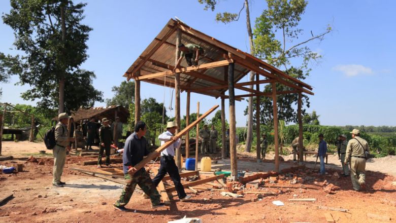 Officials demolish 49 illegal huts in Siem Reap