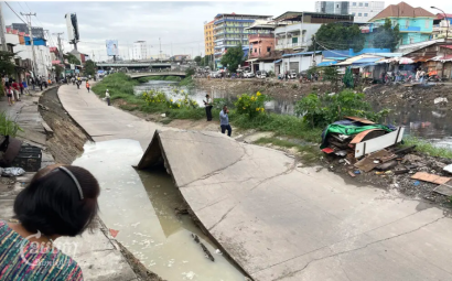 A Phnom Penh Road Collapsed, Public Say It’s Due To Canal Restoration Works