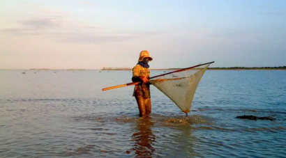Self-portraits give voice to vulnerable Cambodian fishing communities