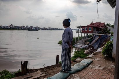 Phnom Penh officials said they will begin reconstructing a road that collapsed into the Tonle Sap River in Chroy Changva district earlier this year, another instance of the riverbank collapsing due to erosion. 