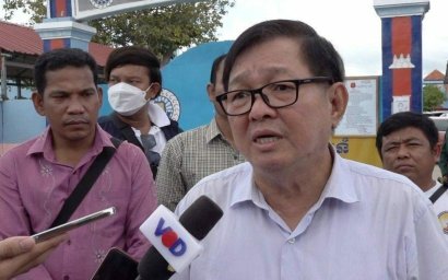 Son Chhay Meets Opposition Activists in Prison 